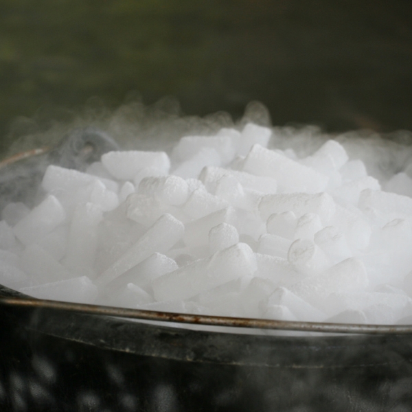 Fornecemos Dióxido de Carbono (CO₂) no formato de gelo seco, um produto altamente eficiente e versátil. 