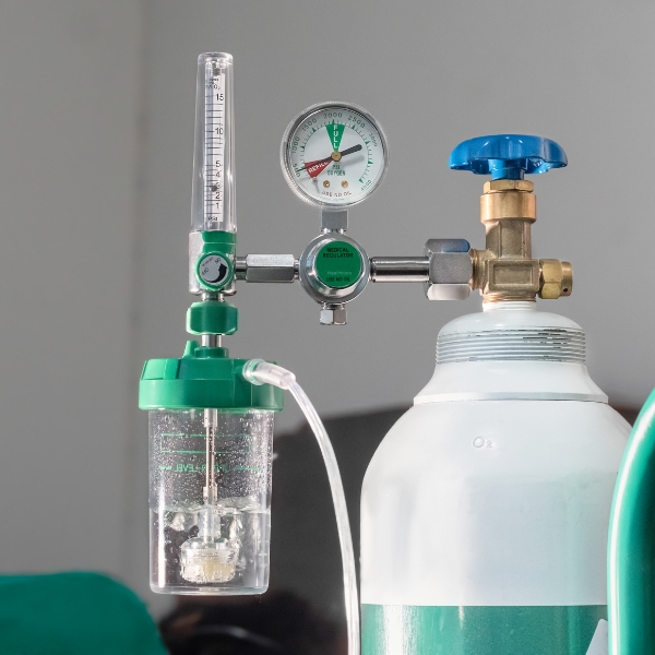 Especialistas na distribuição de ar comprimido medicinal, um produto essencial em hospitais, clínicas e outros estabelecimentos de saúde.